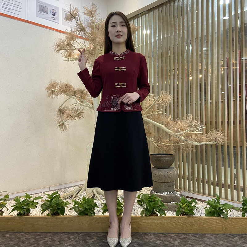 气质国风刺绣复古立领假两件连衣裙2025早春新中式年轻妈妈显瘦裙
