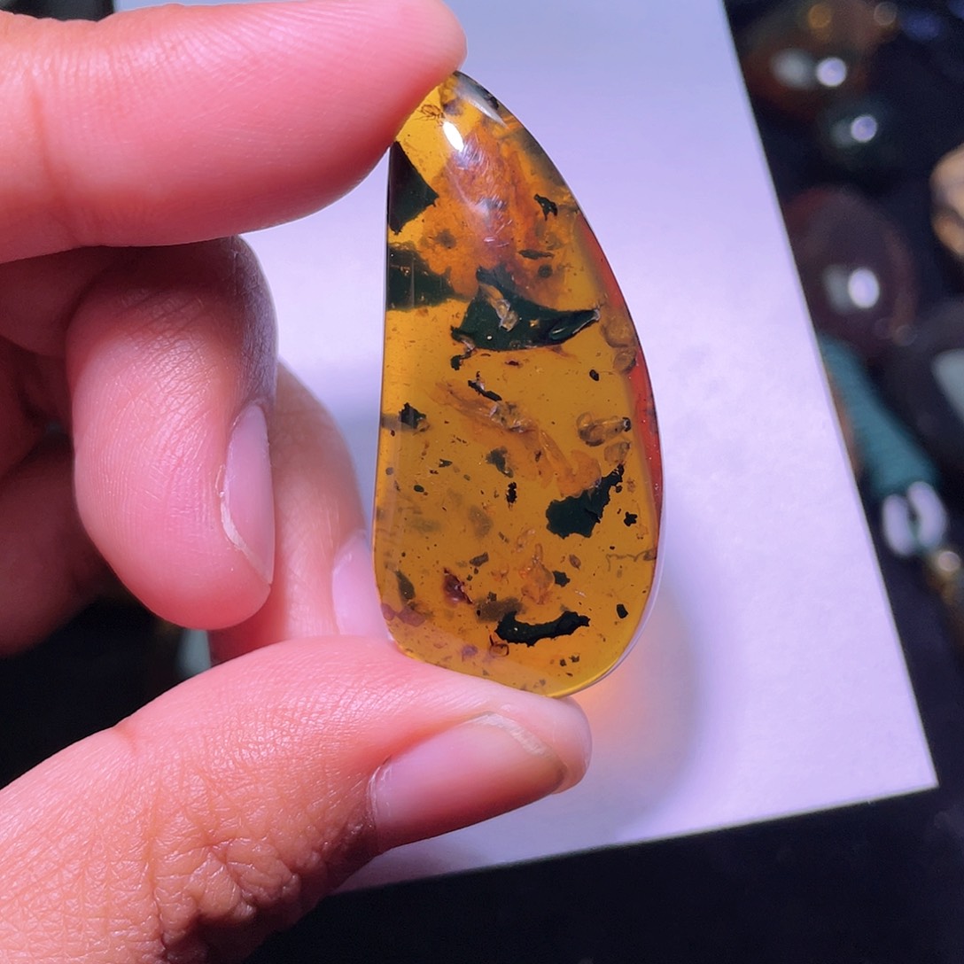 琥珀裸石未镶嵌，