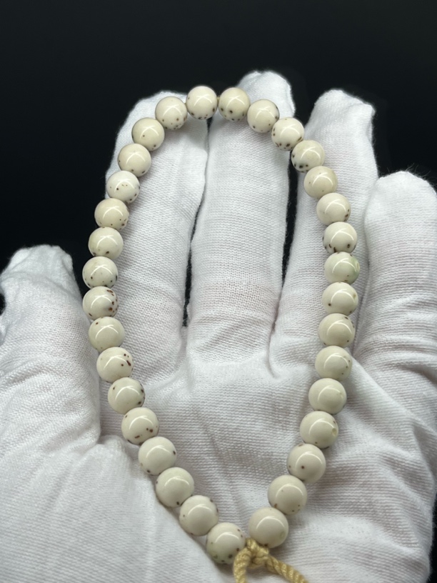 龙蛋手持，石玉冰糖绿包白通体半壁留白7x7圆珠，原生态星月菩提，