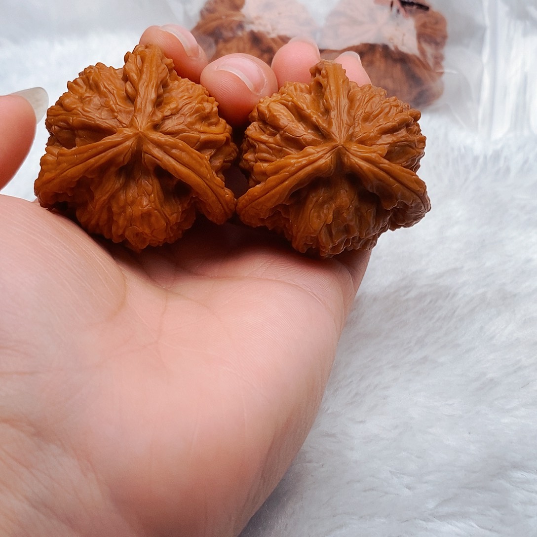 周***游文玩核桃吊坠三棱