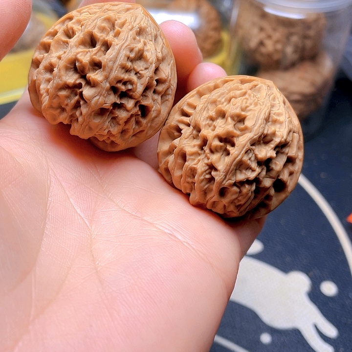 文玩核桃吊坠野牛一对