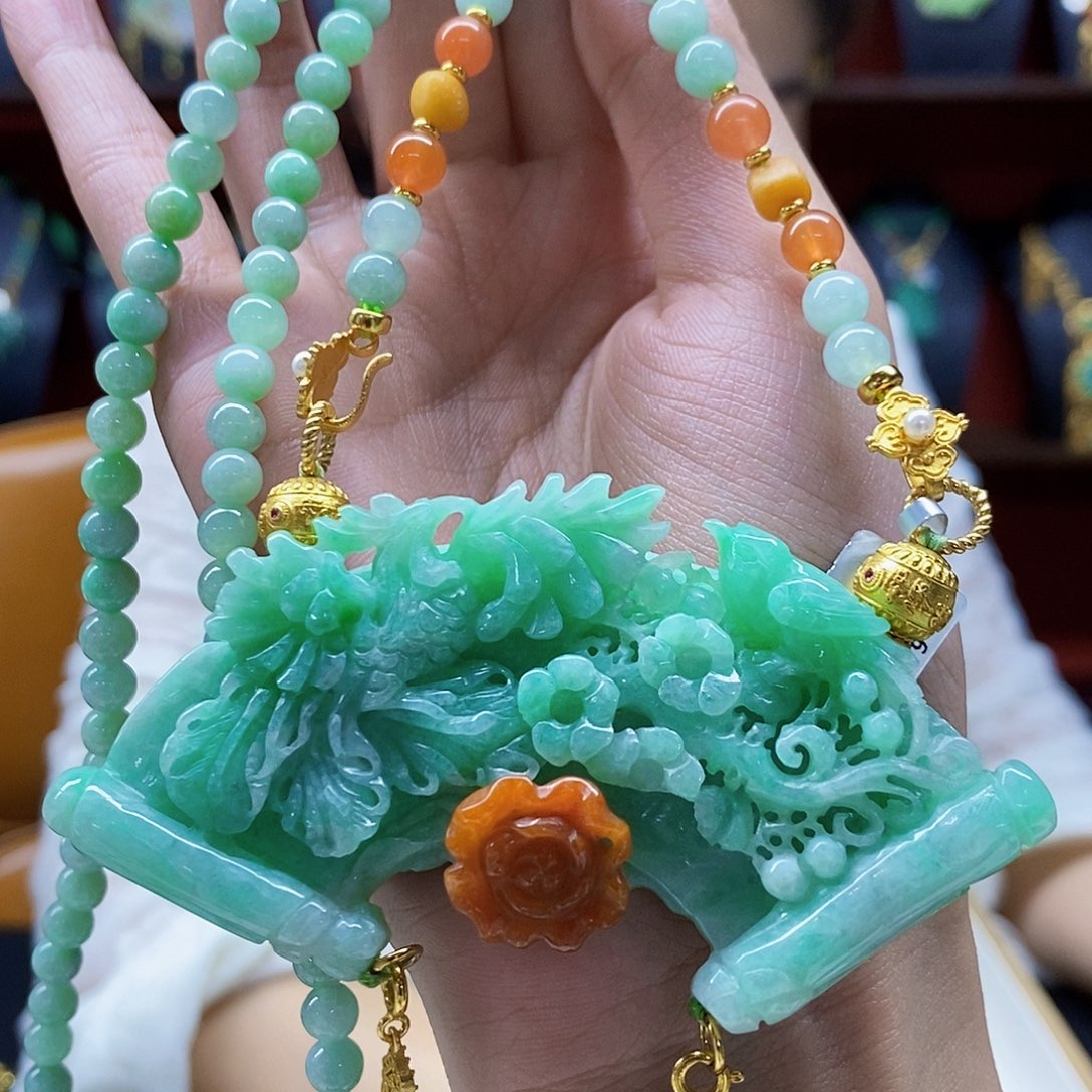 翡翠未镶嵌颈饰吊坠