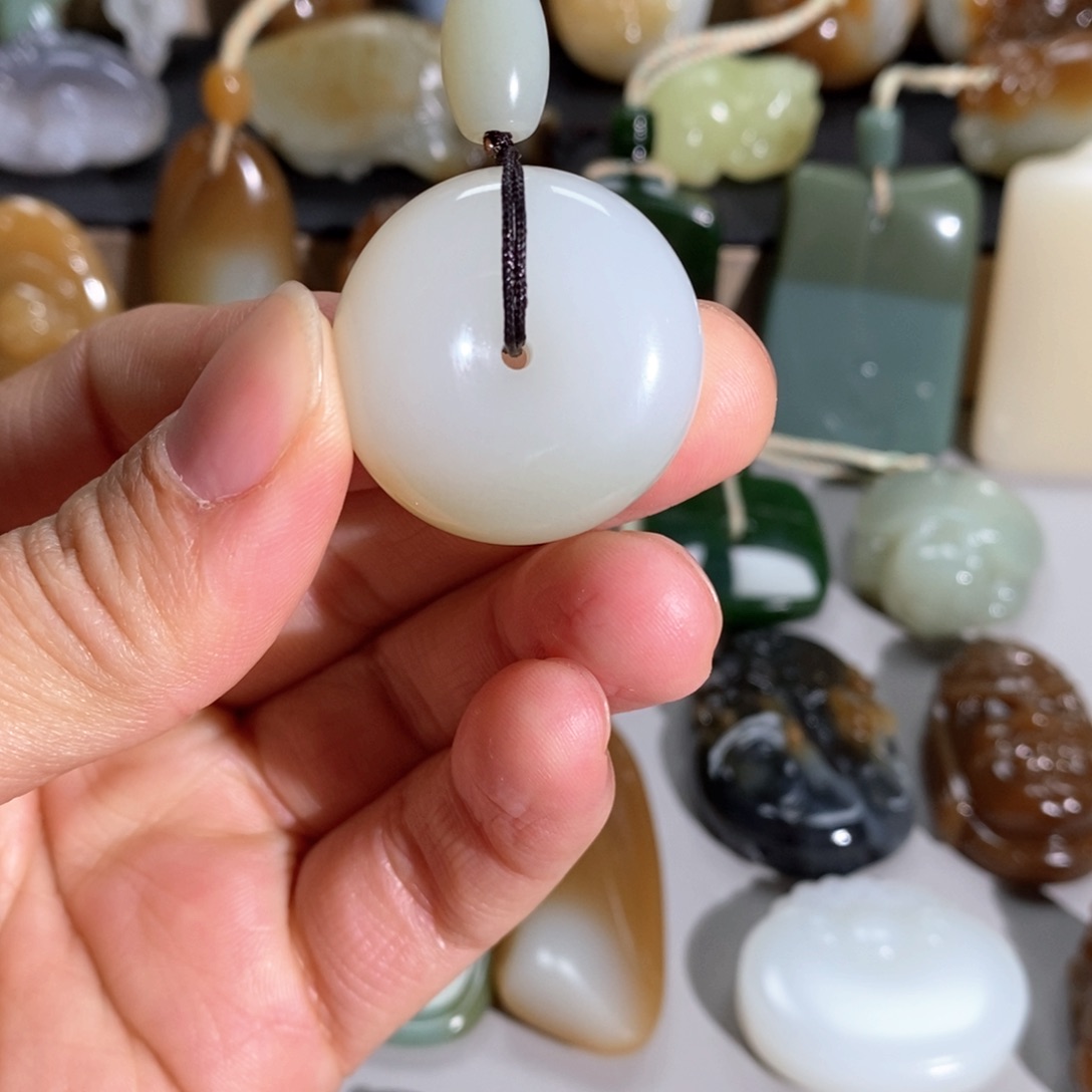 浠****和田玉未镶嵌挂件