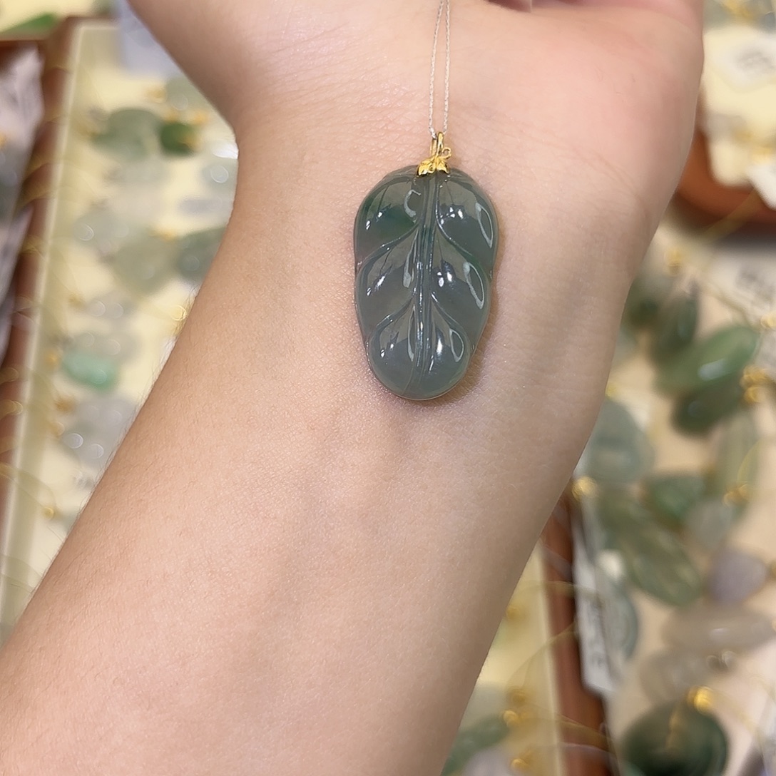 翡翠18K金镶嵌颈饰叶子