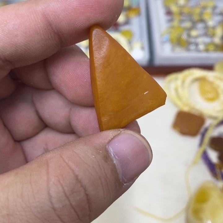 蜜蜡未镶嵌裸石吊坠