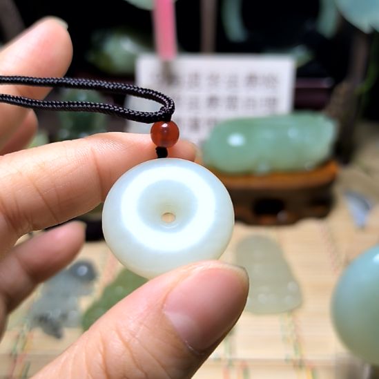 聆***者蛇纹石玉未镶嵌颈饰