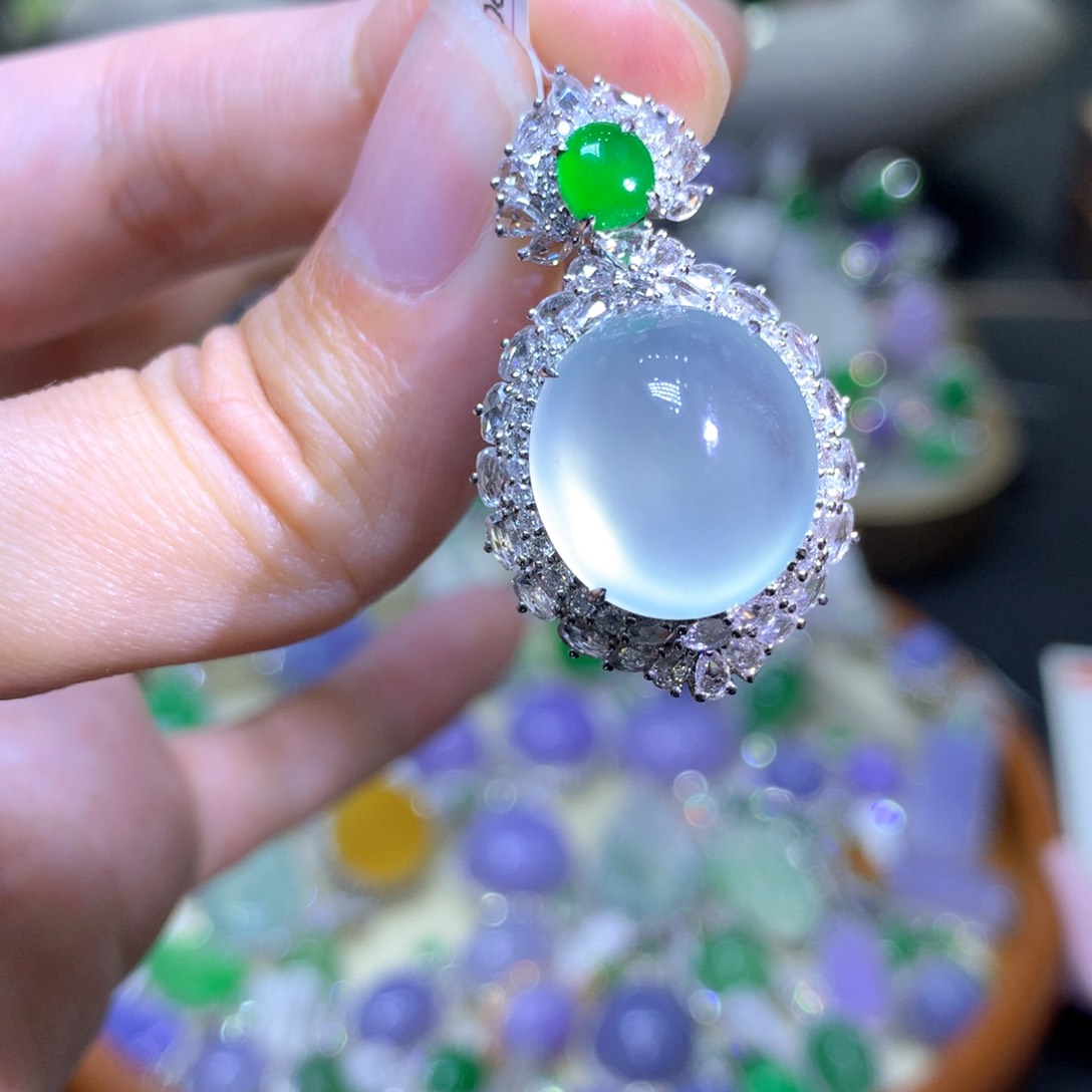 【闪购商品】翡翠颈饰18K金镶嵌翡翠吊坠项链