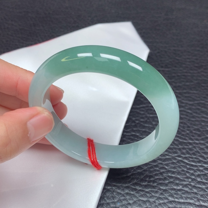 翡翠手镯未镶嵌。