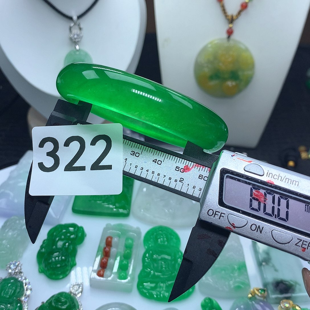 翡翠吊坠(赠链)未镶嵌