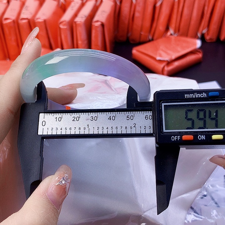 翡翠手镯未镶嵌51。   