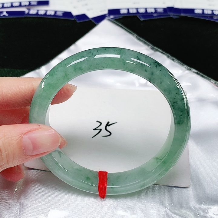 翡翠手镯未镶嵌翡翠手镯未镶嵌