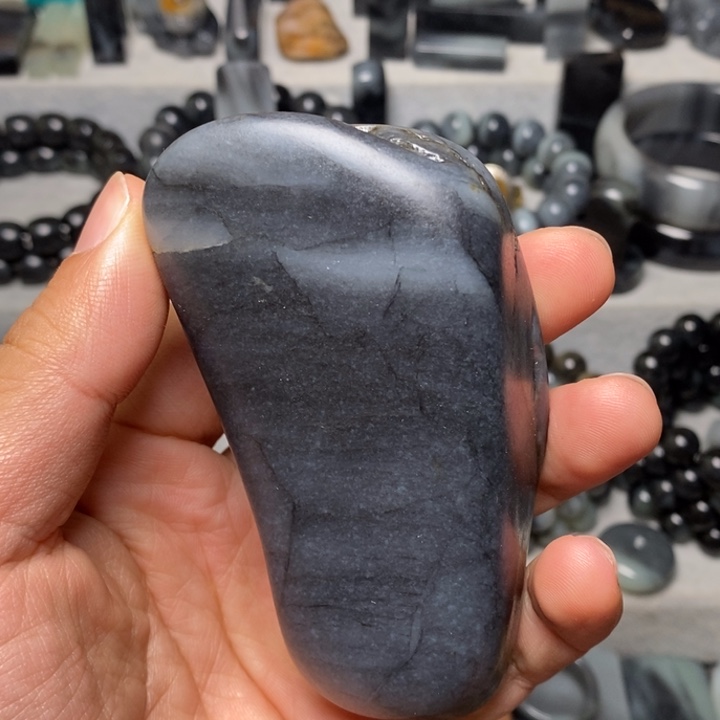 和田玉（墨玉）未镶嵌颈饰