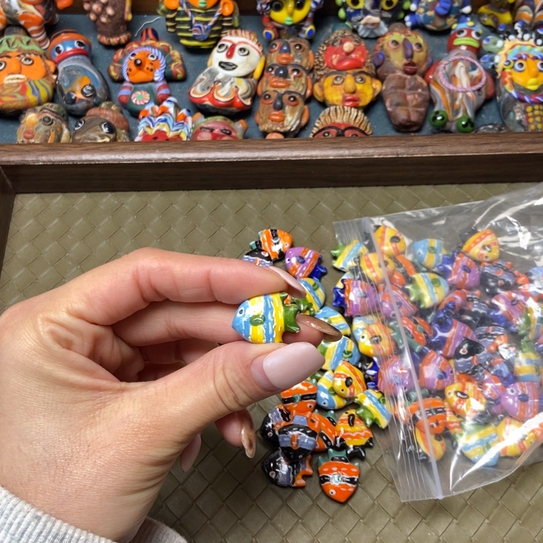 颈饰琉璃小陶鱼一只