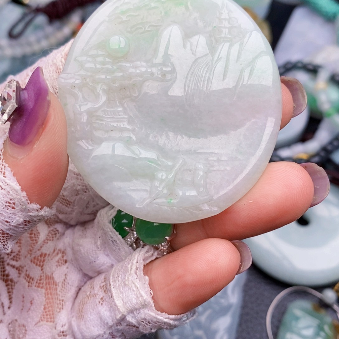 翡翠颈饰未镶嵌山水