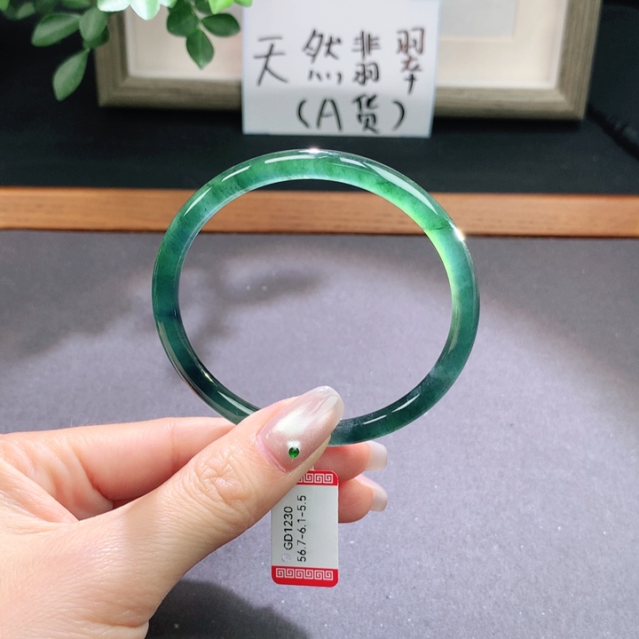 翡翠手镯未镶嵌天然翡翠手镯