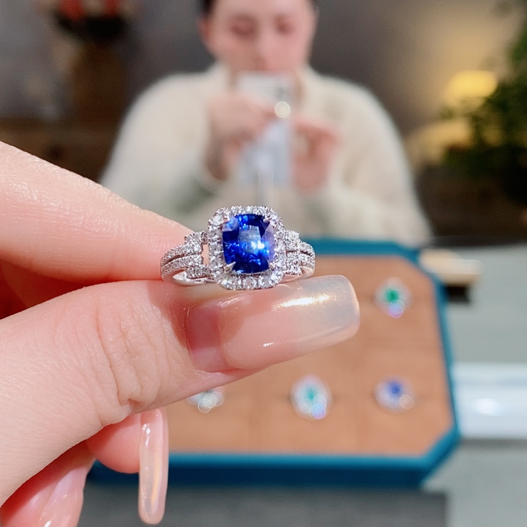 蓝宝石戒指18K金镶嵌1.9ct