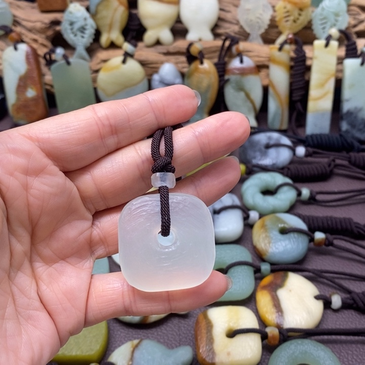 如***果蛇纹石玉未镶嵌颈饰