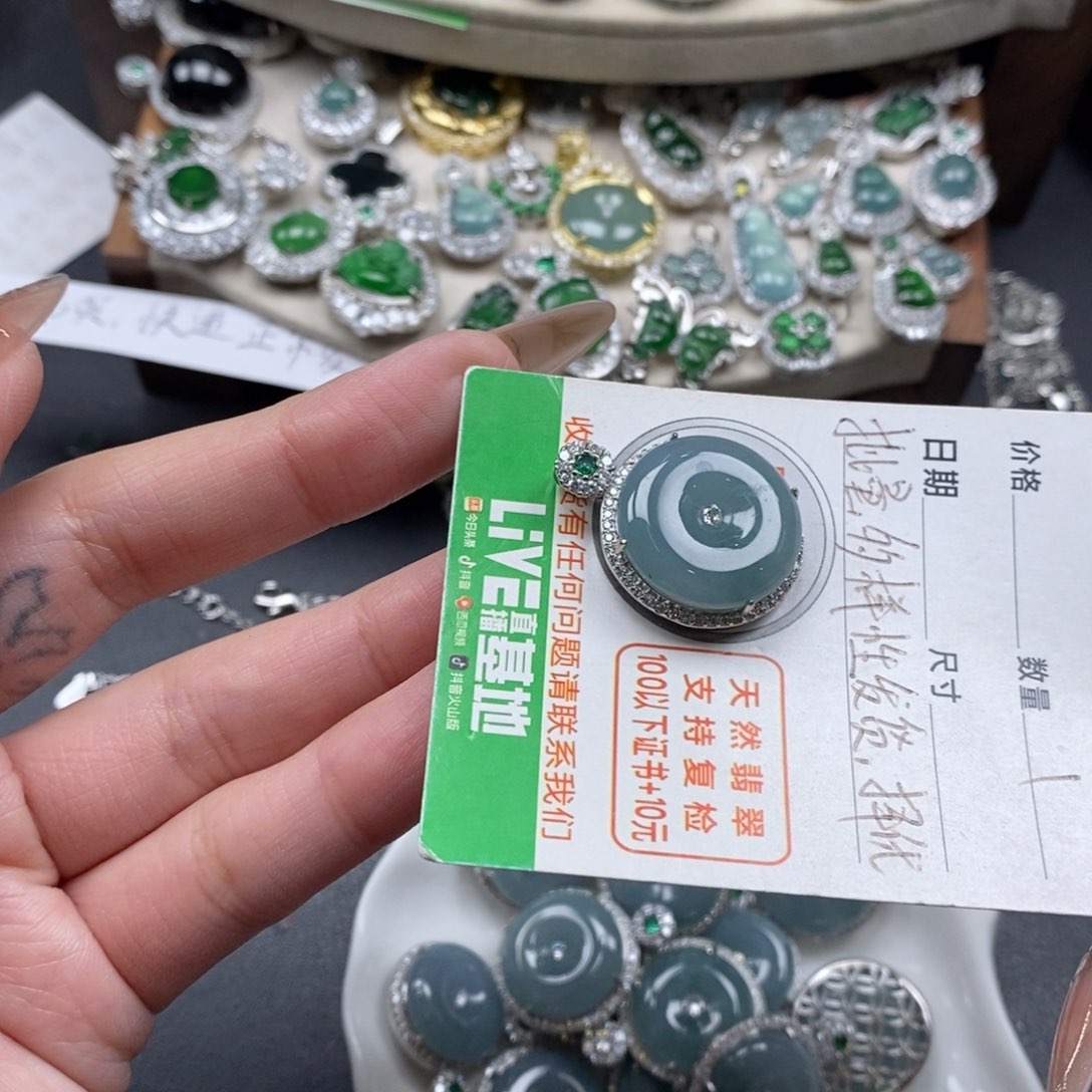 翡翠颈饰未镶嵌翡翠