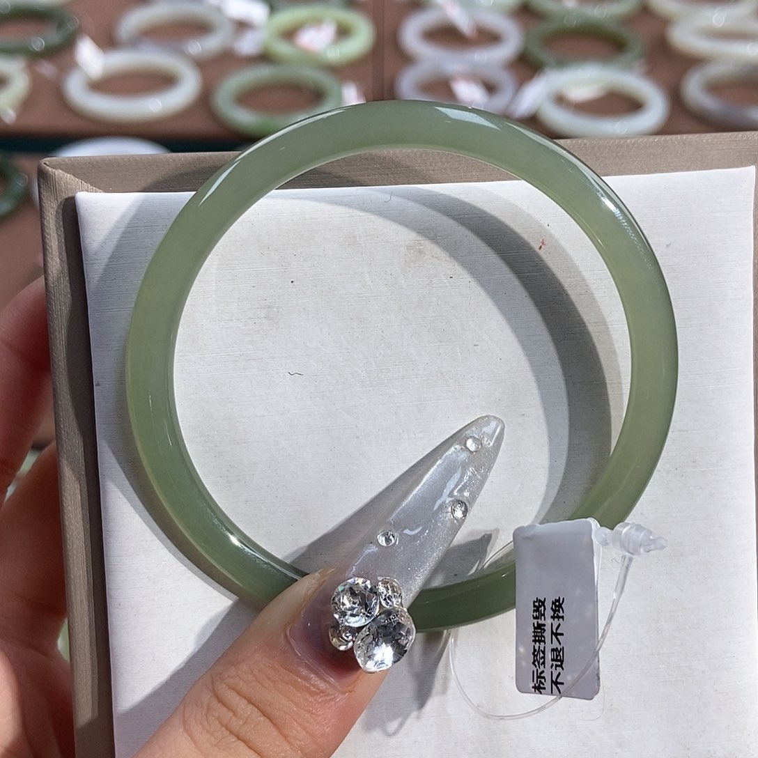 和田玉未镶嵌手镯