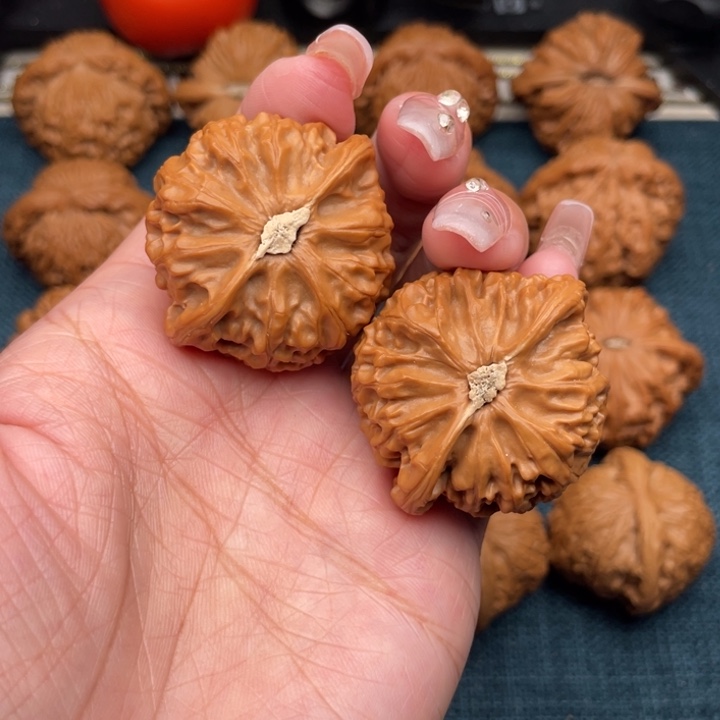 把件文玩核桃40全品红皮肉球灯。