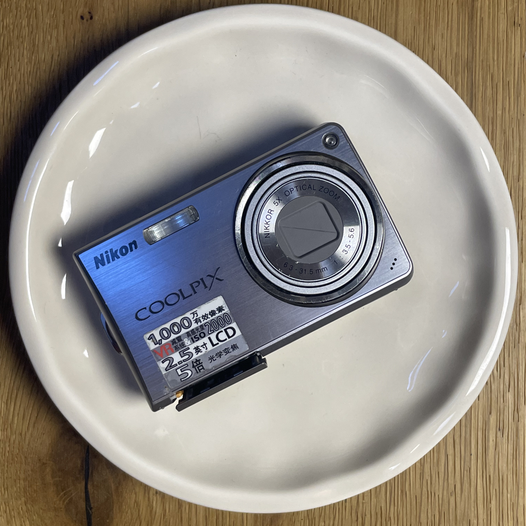 8新 Nikon/尼康 尼康s550，电池盖盖不上，可用贴纸贴住，功能完好