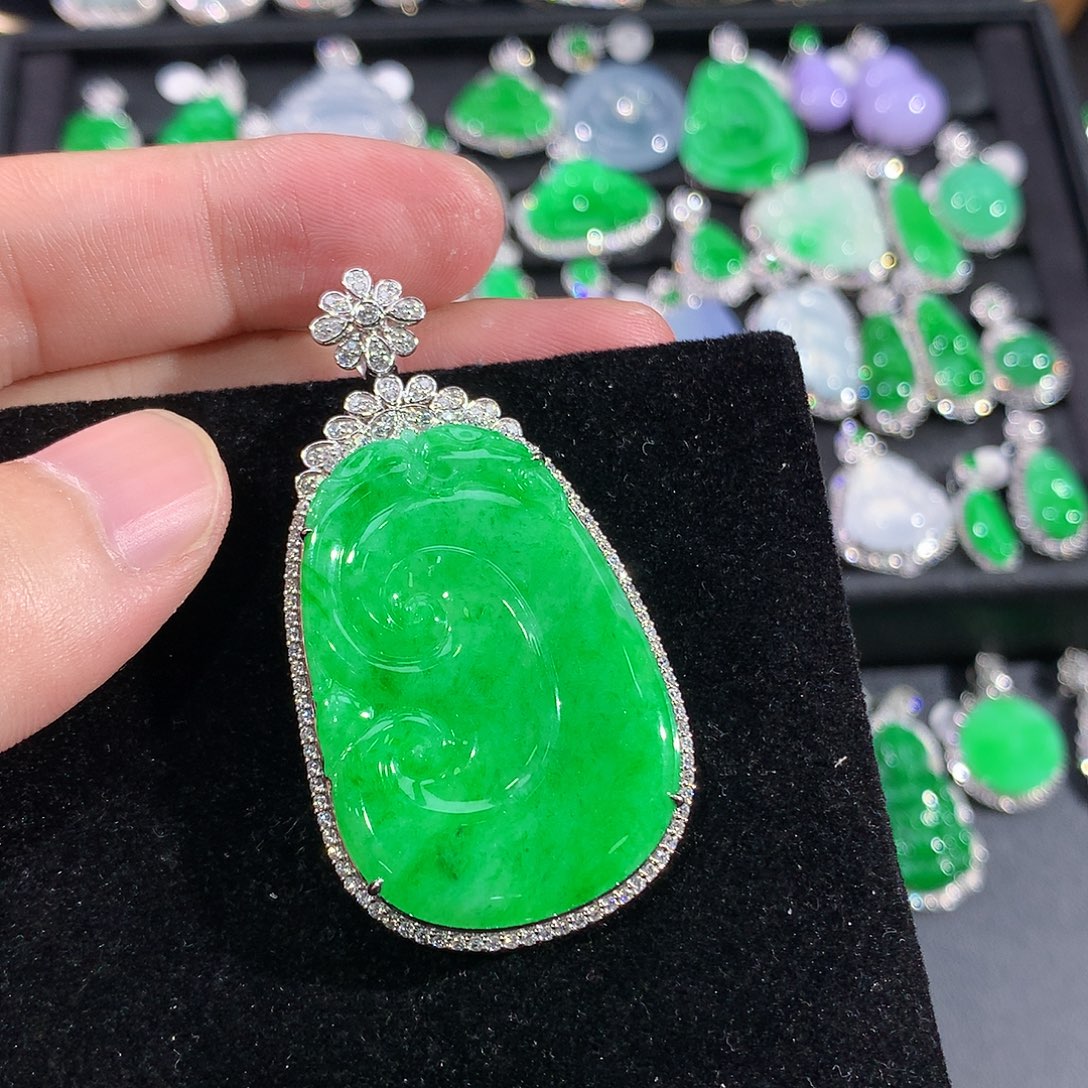 翡翠18K金镶嵌颈饰