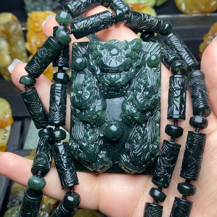 蛇纹石玉未镶嵌颈饰