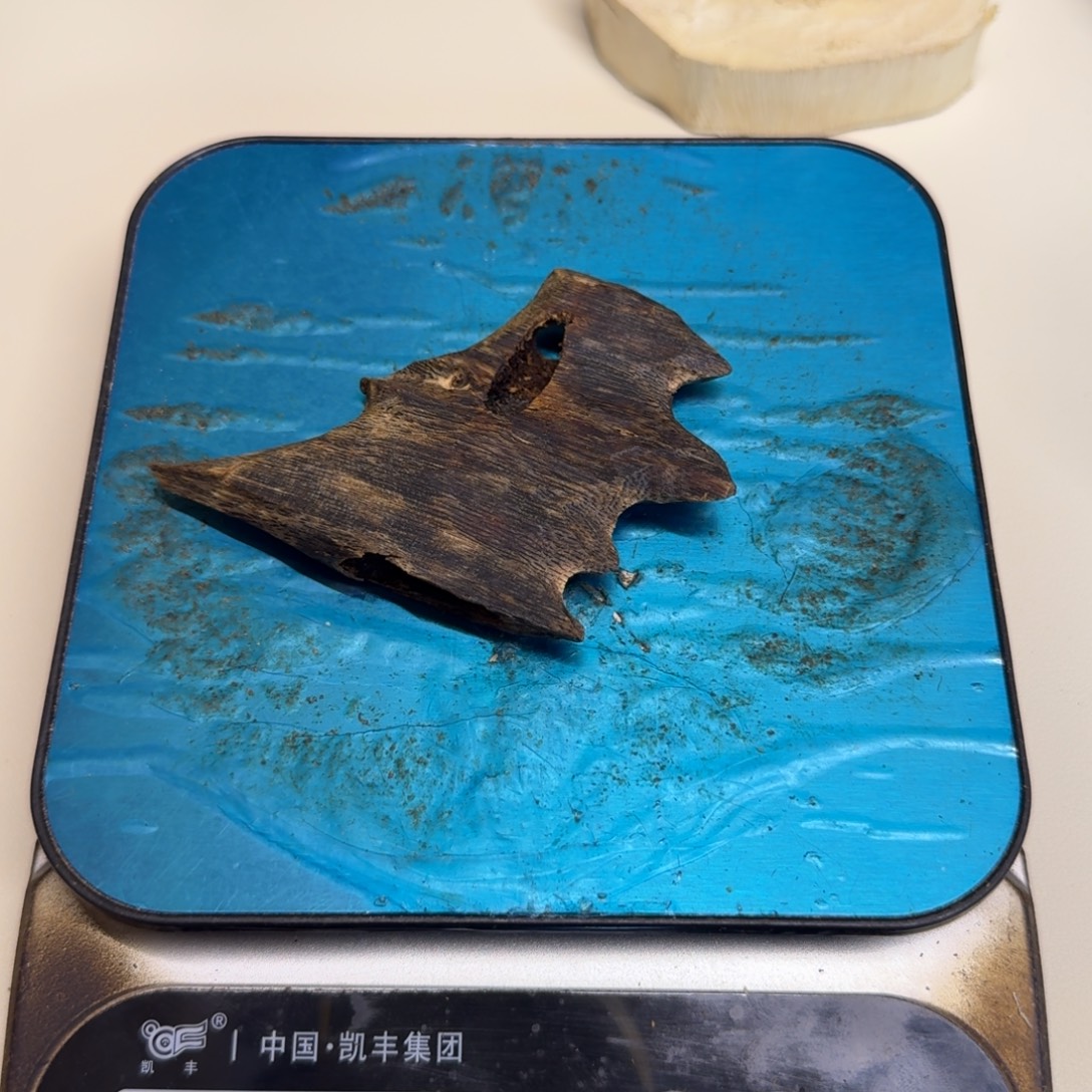 M***7沉香碎屑沉香红骨凹身高端块料17.7克