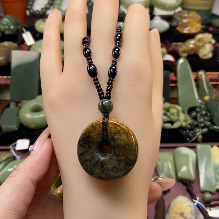 颈饰未镶嵌岫岩老玉（透闪石质玉）