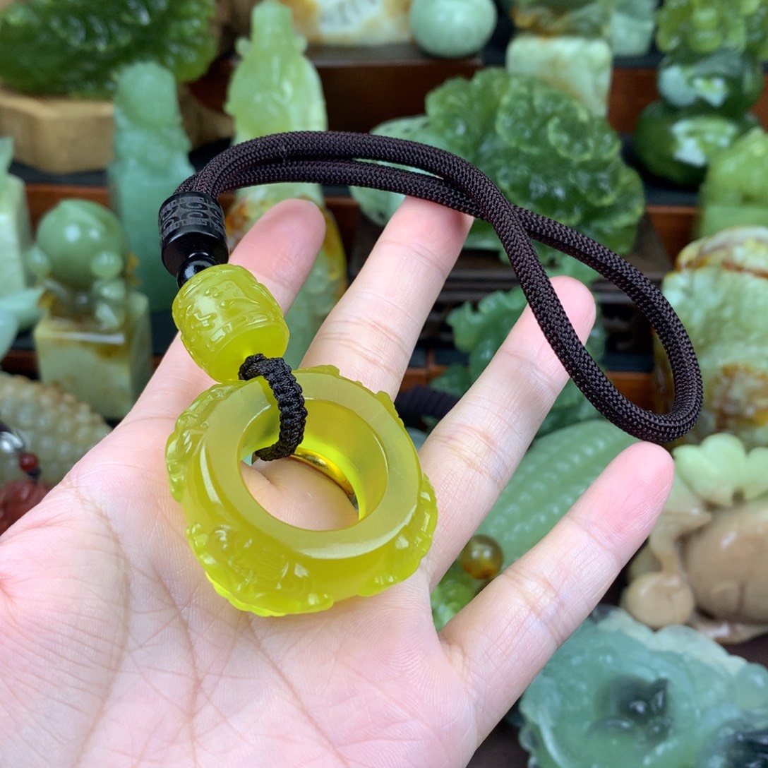 牧***士未镶嵌岫玉手把件