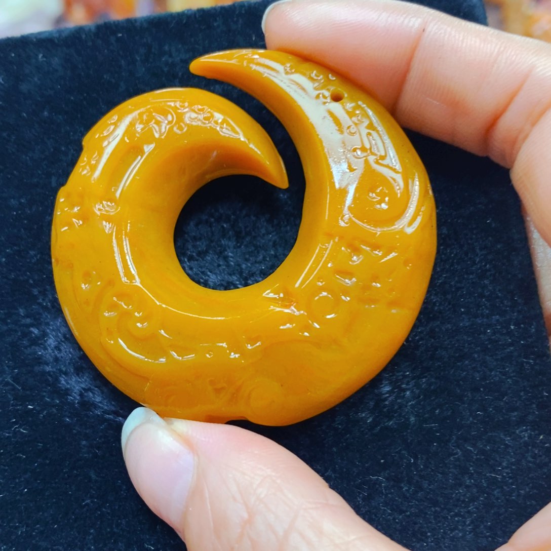 未镶嵌石英质玉（黄龙玉）颈饰