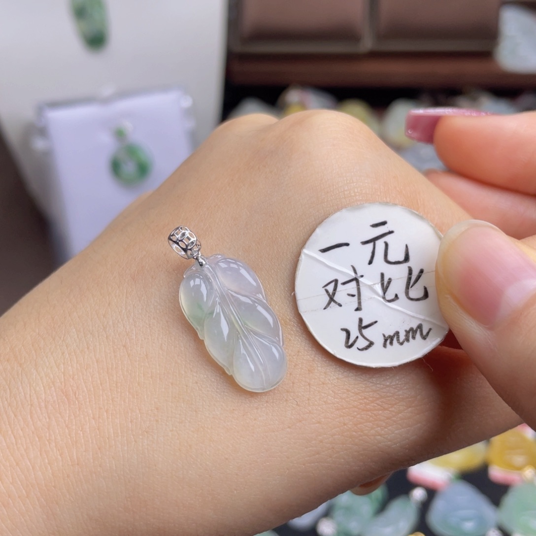 翡翠未镶嵌颈饰一刀切