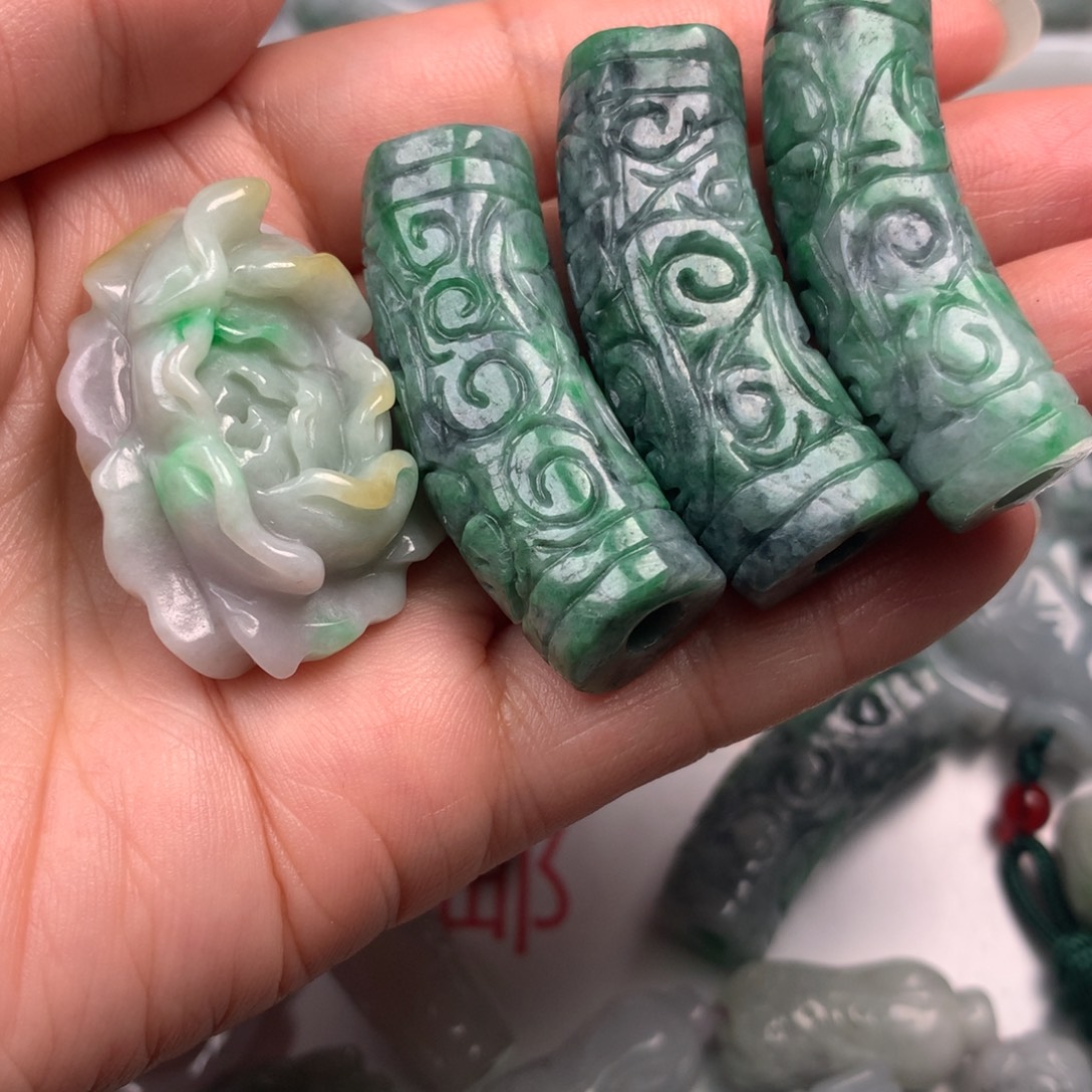 都***堰翡翠未镶嵌颈饰翡翠