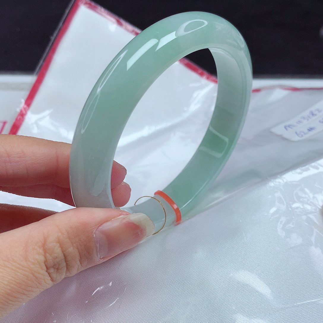 翡翠手镯未镶嵌62圈182