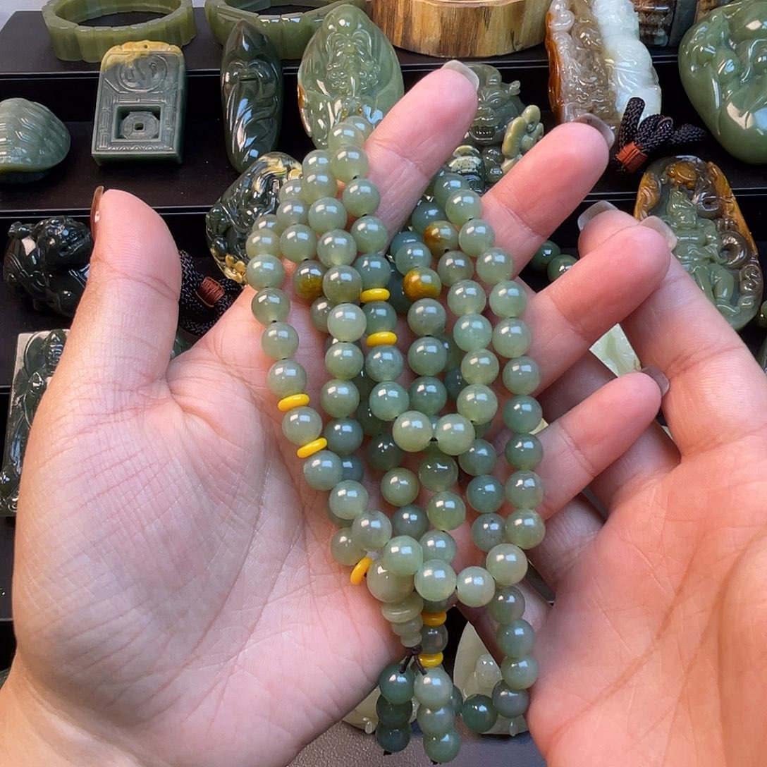 透闪石质玉未镶嵌挂件