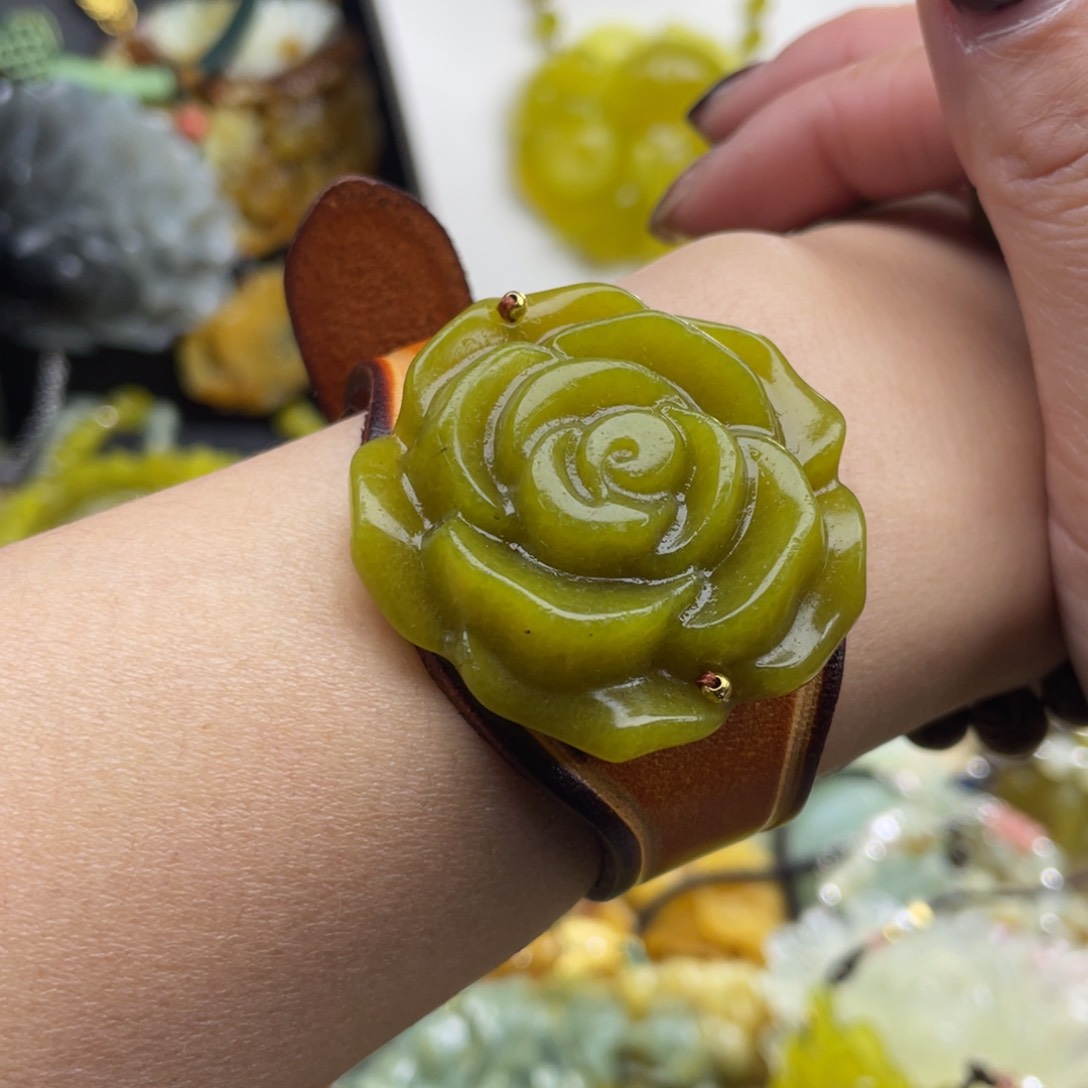 未镶嵌蛇纹石玉颈饰