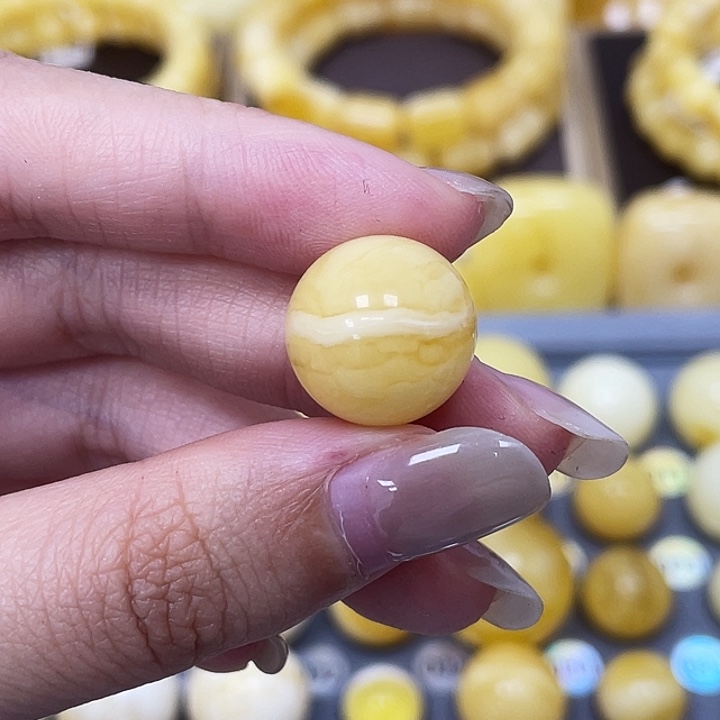 琥珀未镶嵌裸石15mm瑕 47