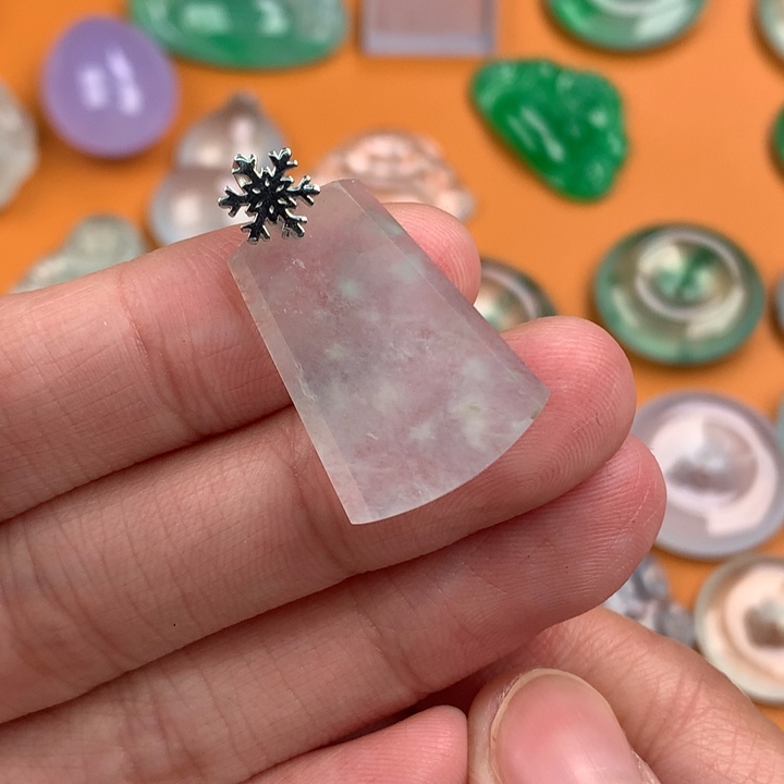 翡翠挂件未镶嵌…..