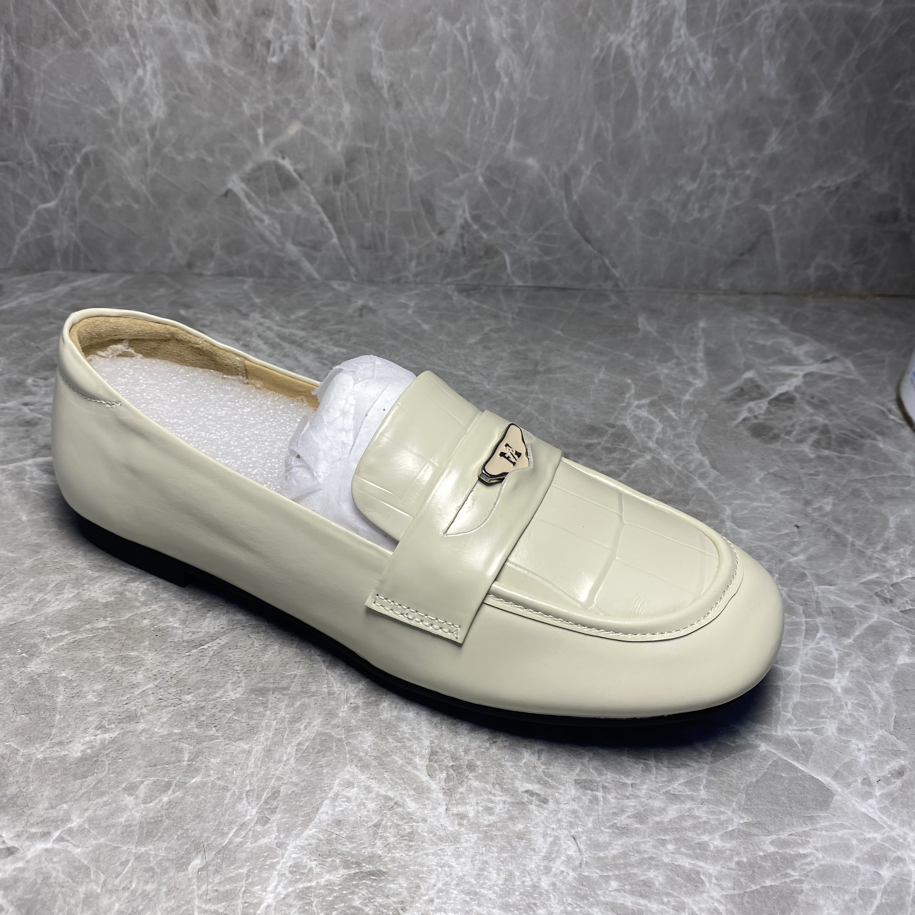 低跟牛皮乐福鞋28092米色