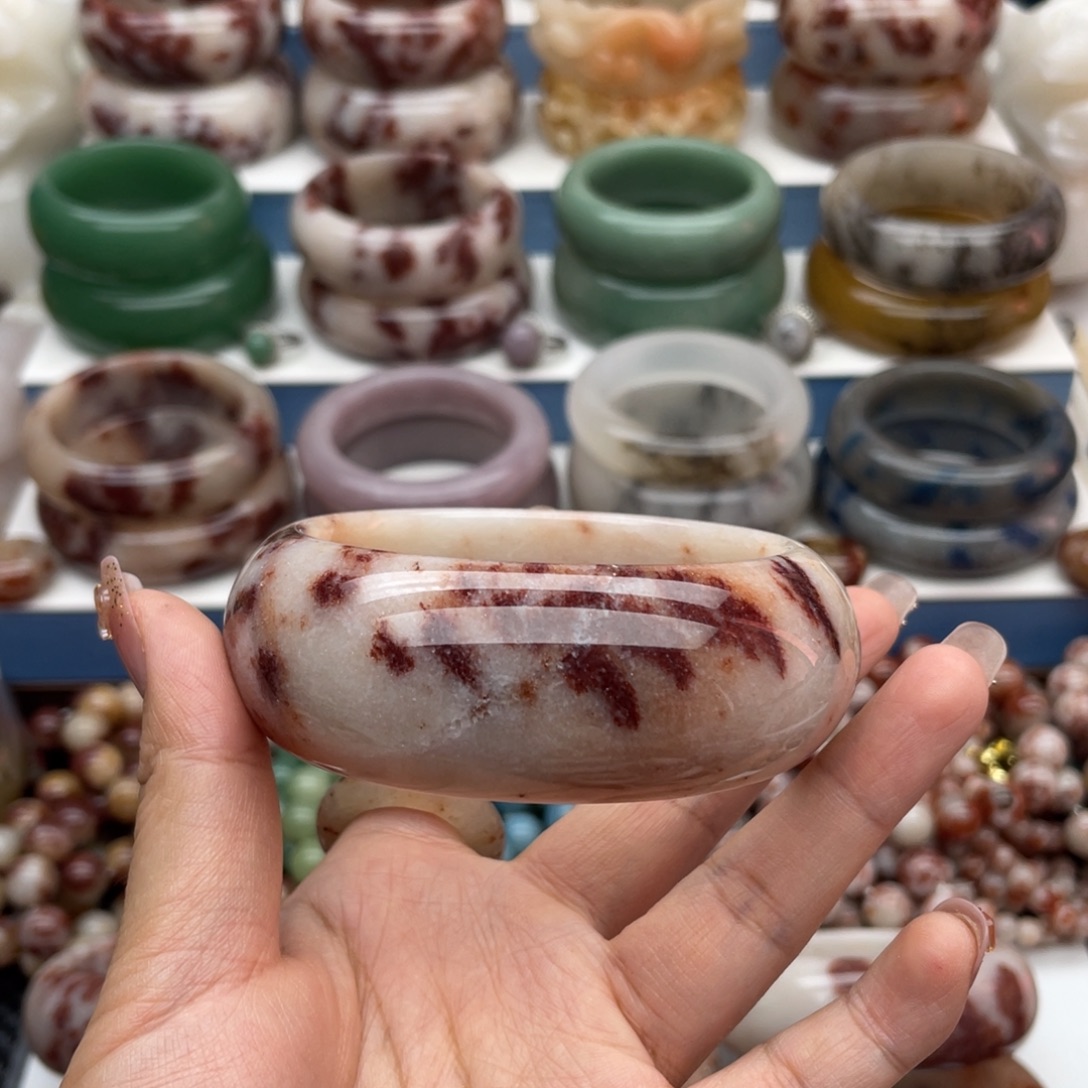 鹰***恋石英质玉（佘太翠）未镶嵌手镯