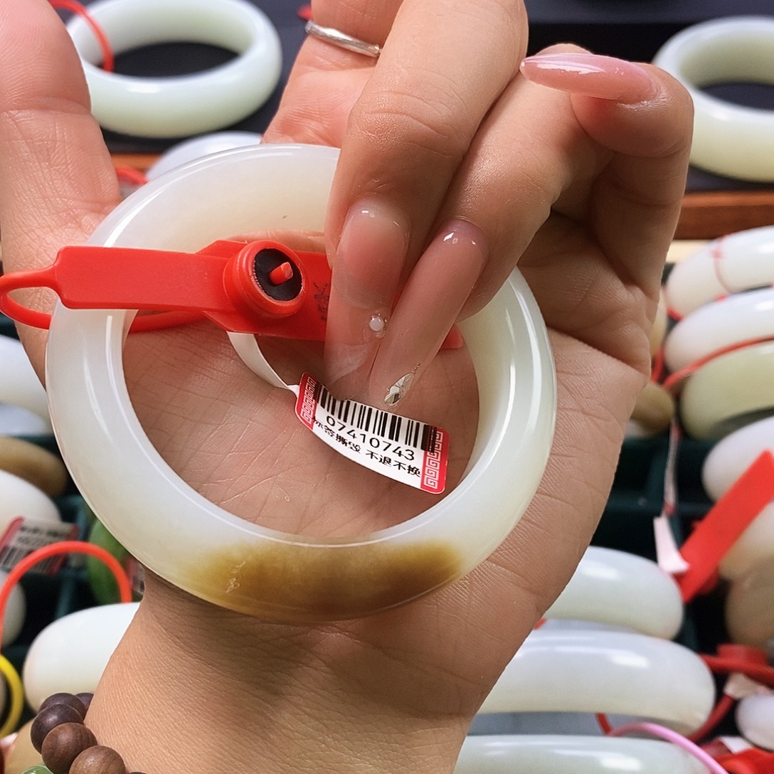 周***呀和田玉未镶嵌手镯