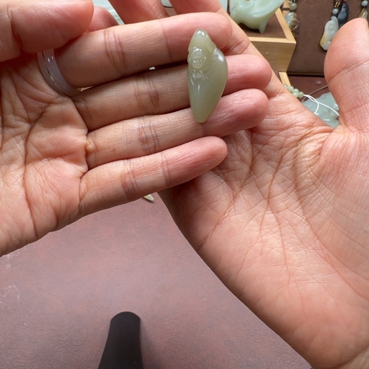 和田玉未镶嵌颈饰猴