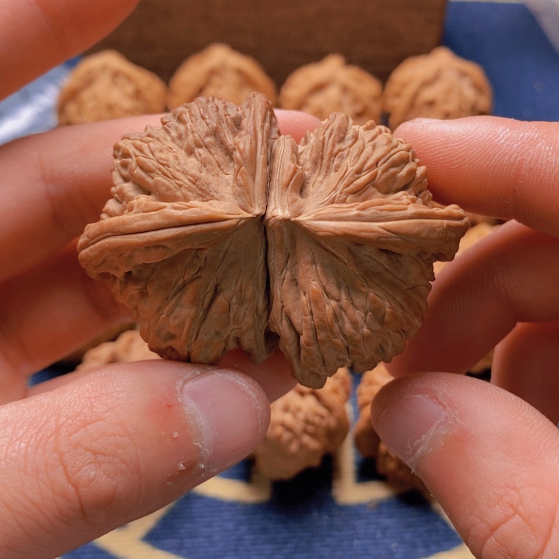 文玩核桃吊坠文玩核桃球连白狮子单只