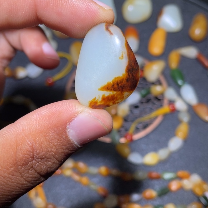 和田玉颈饰未镶嵌11.6克原籽无修