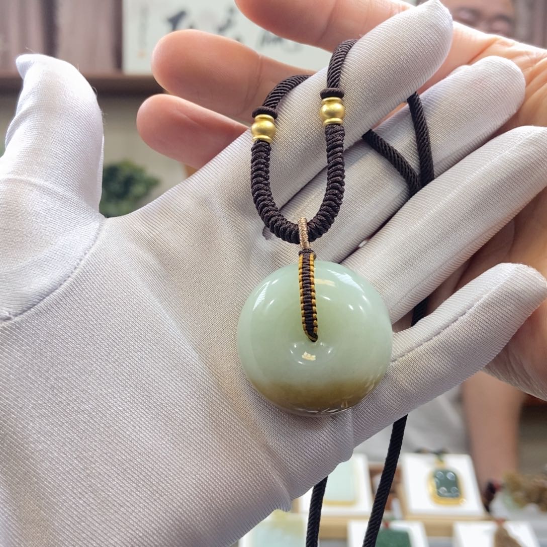 大***璐和田玉未镶嵌颈饰