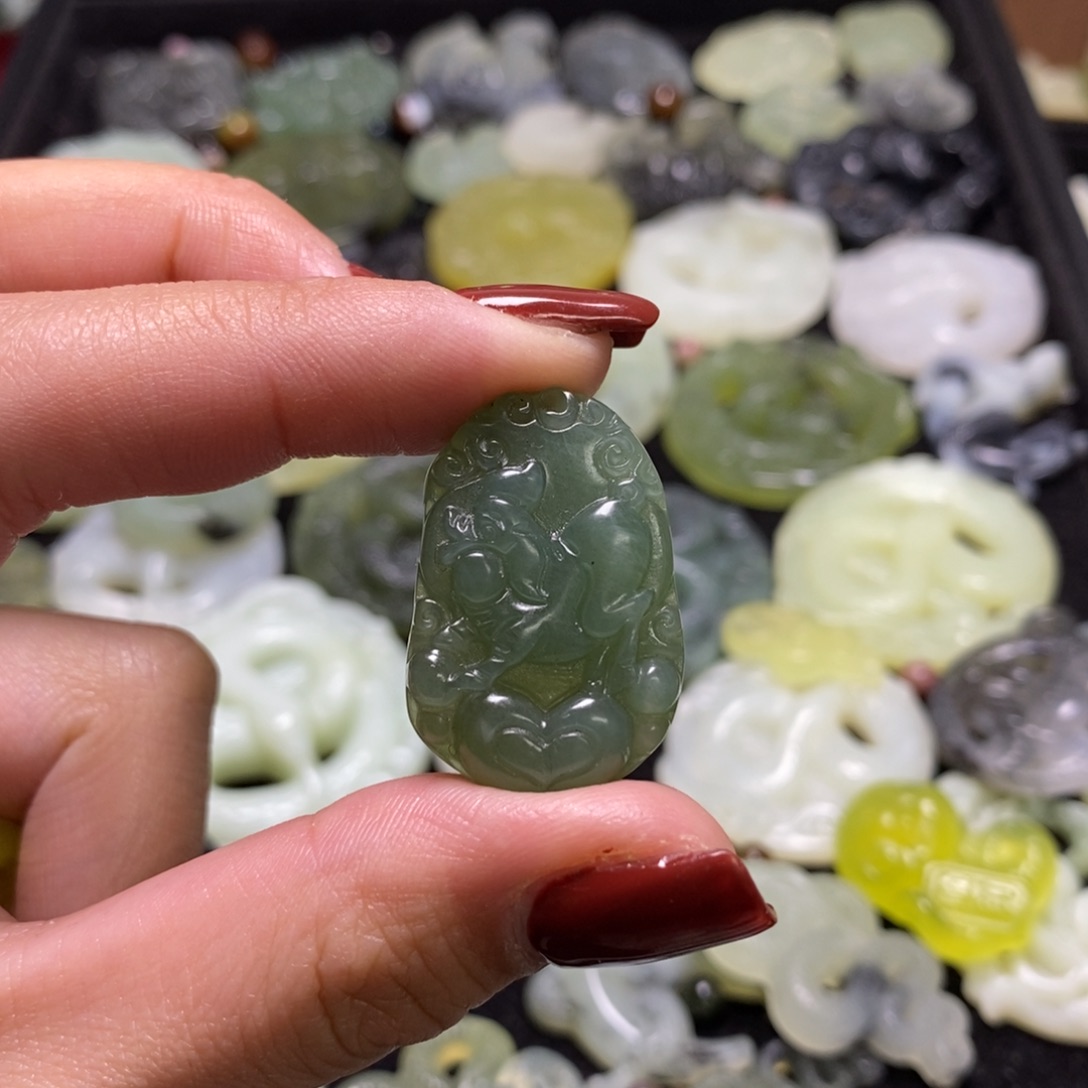 蛇纹石玉颈饰未镶嵌