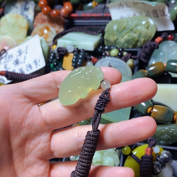 蛇纹石玉颈饰未镶嵌