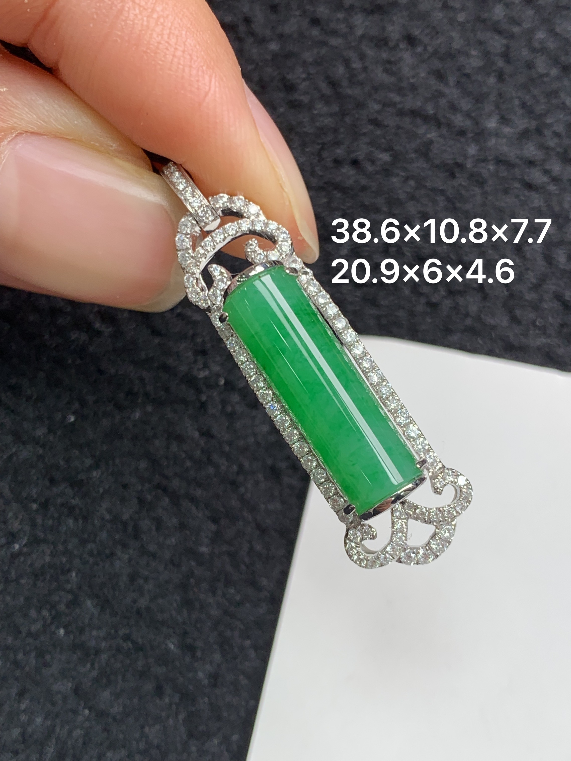 18K金镶嵌天然缅甸翡翠阳绿无事牌吊坠