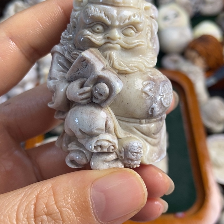 配饰鹿角雕刻一个出