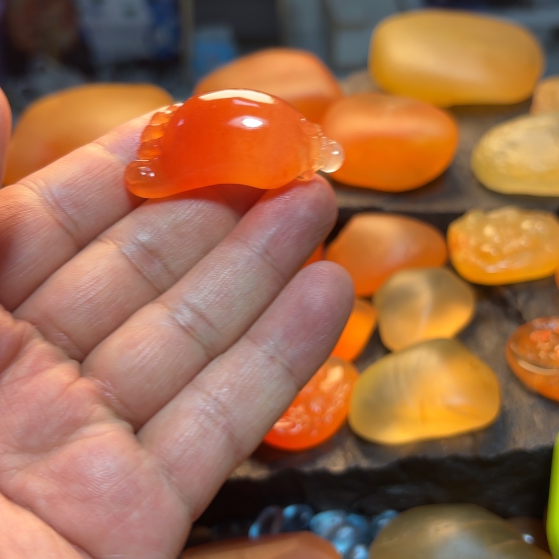 红***板石英岩玉未镶嵌挂件